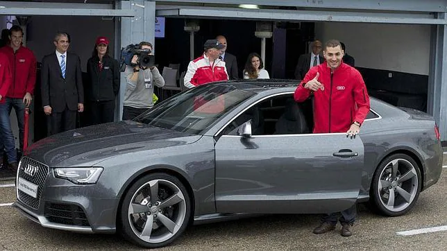 Benzema, durante la entrega de los coches oficiales del Real Madrid