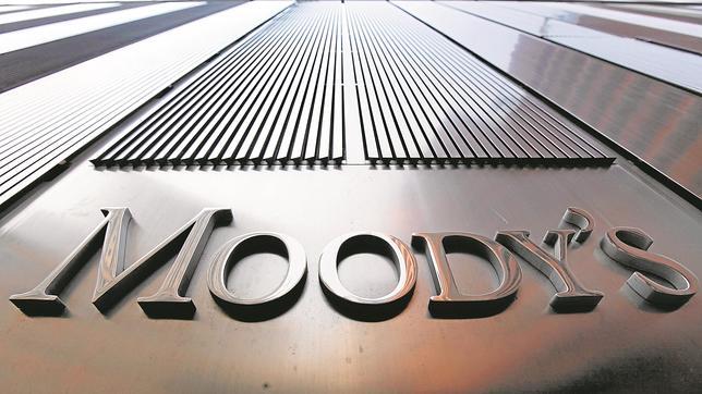 Moody's ve una «alta probabilidad» de que se impongan controles de capital en Grecia