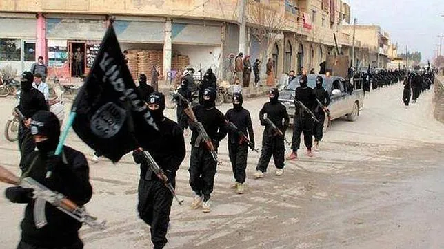 Combatientes de Esado Islámico desfilan por Raqqa, capital del califato