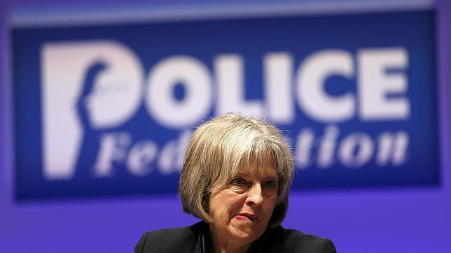 La ministra del Interior británica pide a los policías que dejen de «gimotear» por los recortes