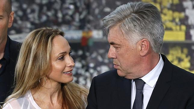 El italiano Carlo Ancelotti, conversa con su pareja, Mariann