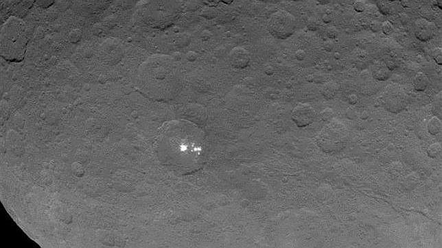 Fotografían los enigmáticos puntos luminosos de Ceres a corta distancia