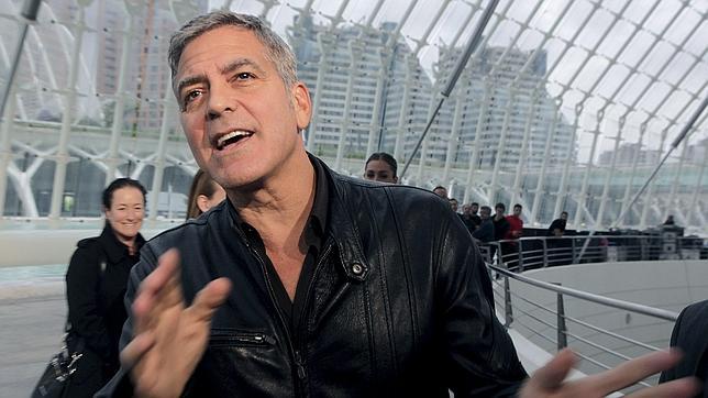 George Clooney esperó casi media hora de rodillas a que Amal aceptara casarse con él