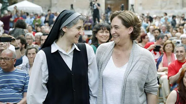 La monja Teresa Forcades en un acto político con Ada Colau, candidata de Barcelona en Comú