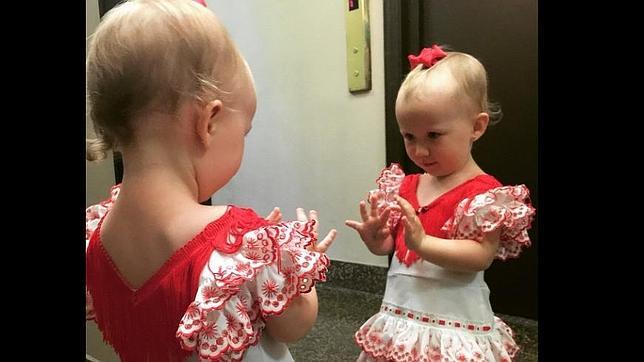 La hija de Alec Baldwin se viste de flamenca y baila al ritmo de Azúcar Moreno