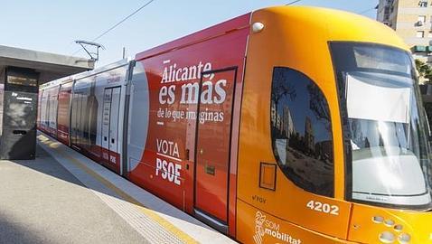 Él a todo Tram, ella en furgón