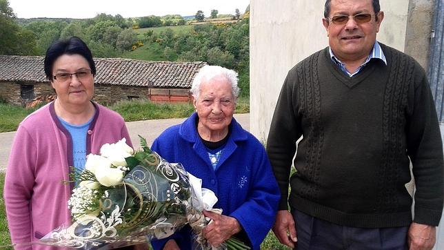 Santovenia de San Marcos felicita a su vecina más longeva que cumple 103 años