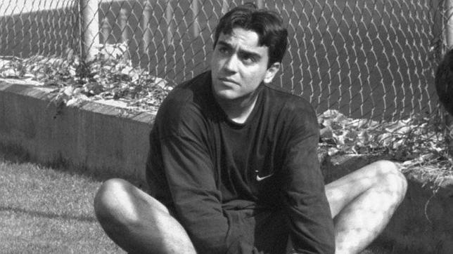 Xavi Hernández estira durante un entrenamiento con el Barcelona en 1999