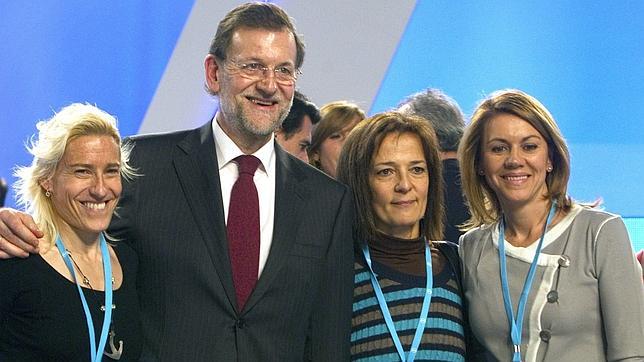 Marta Domínguez (izquierda) con el presidente del Gobierno, Mariano Rajoy (c), la exyudoca Miriam Blanco, y la secretaria general del PP, Dolores de Cospedal