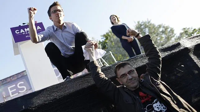 Iñigo Errejón y Juan Carlos Monedero, en el mitin de cierre de campaña de Podemos en Madrid