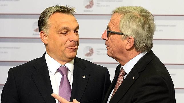 Juncker saluda al primer ministro de Hungría en Riga: «¡Hola, dictador!»