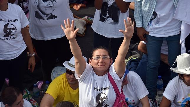 Miles de devotos participan en la beatificación de monseñor Romero en la plaza de Salvador del Mundo, San Salvador