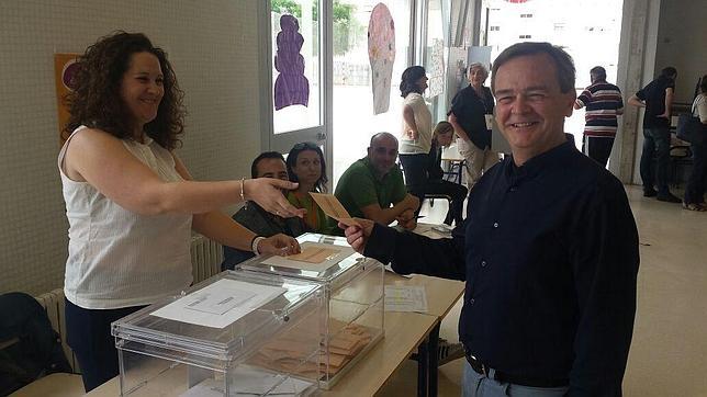 José Luis Cifuentes, canditado de Ciudadanos al Ayuntamiento de Alicante, ejerce su derecho al voto