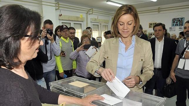 Cospedal ejerce su derecho de voto en Albacete