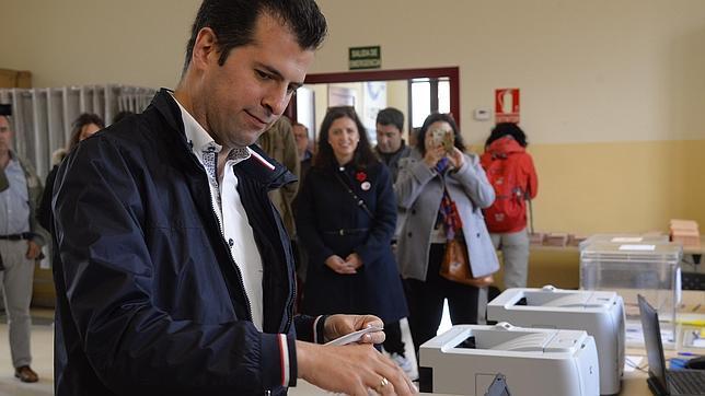 Tudanca anima a votar porque «el futuro está en manos de la gente»