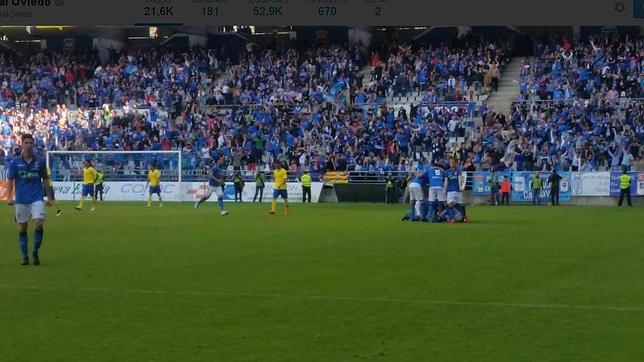 Los jugadores del Oviedo celebran su gol ante el Cádiz.