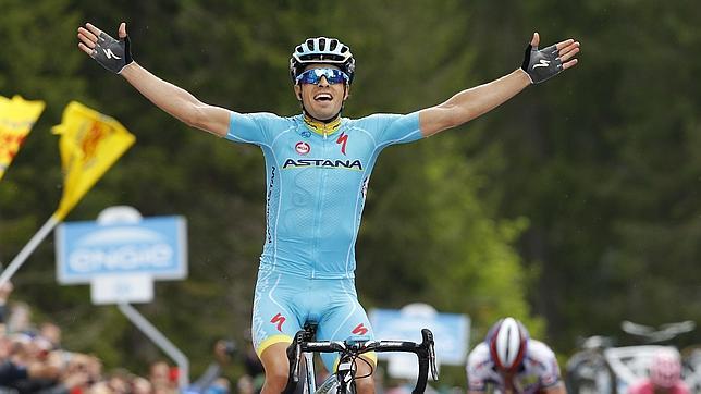 Mikel Landa vence en la cima de Pantani