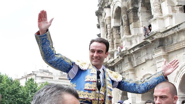 Pletórica mañana de Enrique Ponce, por la Puerta de los Cónsules en Nimes