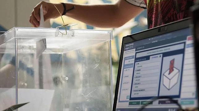 Una de las mesas electorales administradas electrónicamente