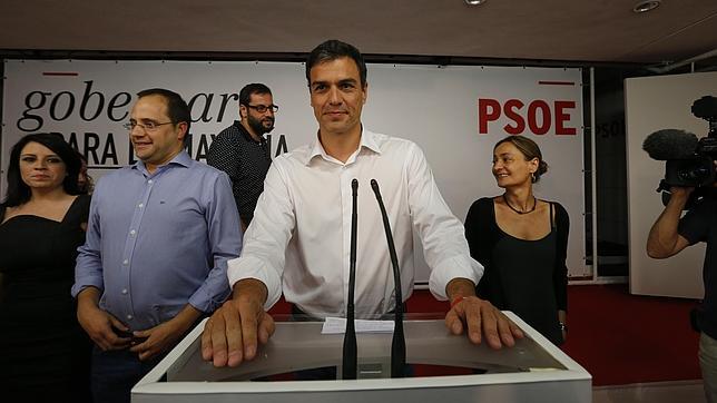 El PSOE se despeña en las capitales aunque se mantiene como receptor del «voto útil» de la izquierda a nivel nacional