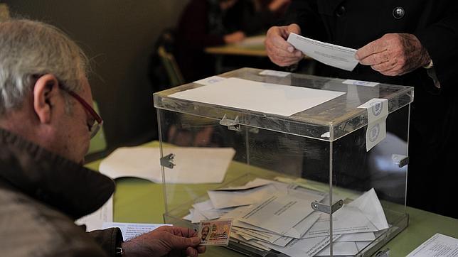 Un ciudadano se dispone a depositar su voto en la urna