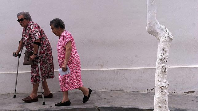 Dos mujeres con su voto en la mano este domingo en Sevilla