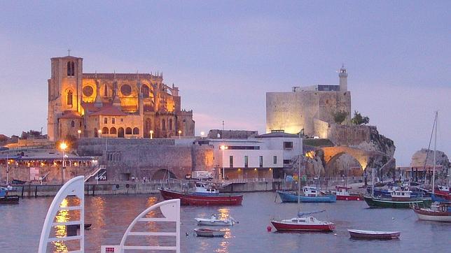 Iglesia de Santa María de la Asunción, junto al faro del Castillo de Santa Ana