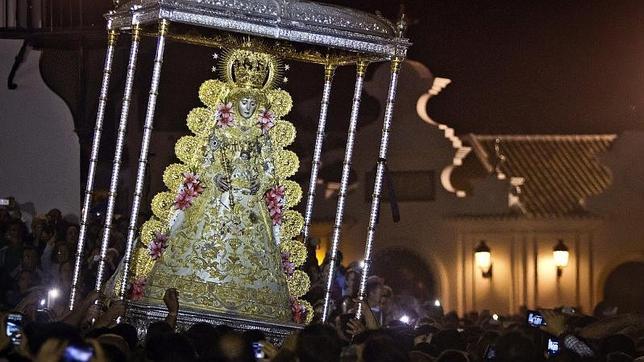 La Virgen del Rocío entra en su ermita tras procesionar más de nueve horas por la aldea