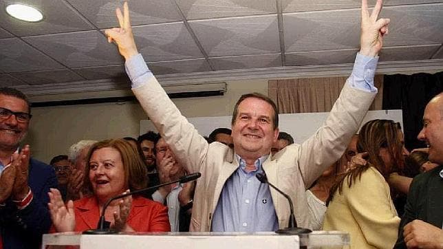 Caballero celebra la victoria de los comicios, única mayoría en Galicia