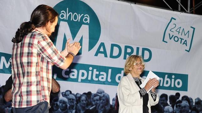Pablo Iglesias aplaude a Manuela Carmena en el acto celebrado este domingo en la Cuesta de Moyano