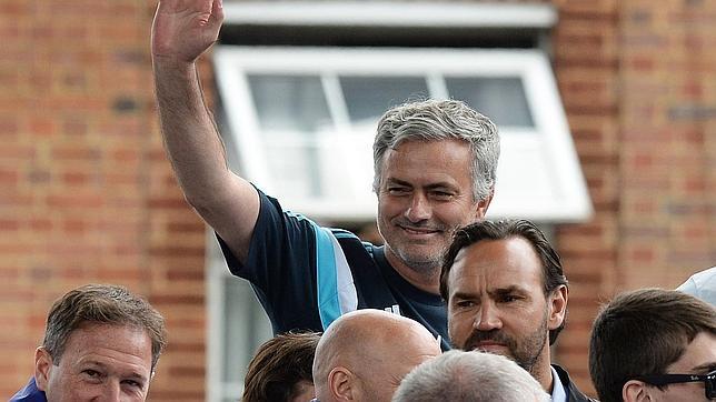 Mourinho intenta cantar el himno del Chelsea