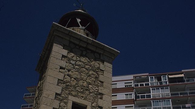 Faro de Torre del Mar, rodeado de pisos