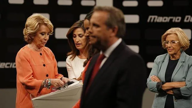 Esperanza Aguirre (PP) y Manuela Carmena (Ahora Madrid) a ambos lados de Antonio Carmona en un receso de los debates de Telemadrid