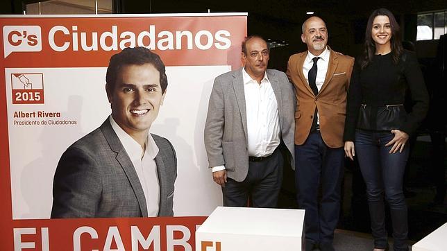 La dirigente de Ciudadanos en Cataluña, Inés Arrimadas, con Diego Paños e Iñaki Arana
