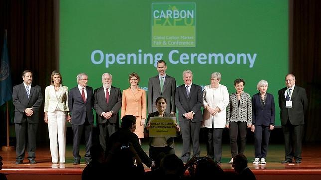 Greenpeace despliega pancartas ante Felipe VI y García-Tejerina en Carbon Expo