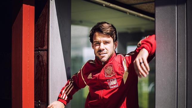 Juan Bernat posa con los colores de la selección española