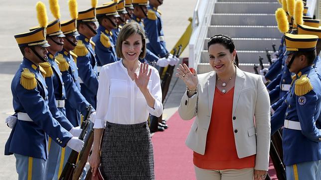 La Reina llega a Tegucigalpa en su primer viaje de Cooperación