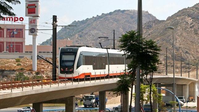 Fallece una joven de 30 años arrollada por el Tram al cruzar la vía con auriculares