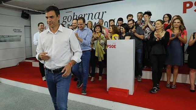 Pedro Sánchez, el domingo, aplaudido por su Ejecutiva tras realizar la valoración de los resultados electorales
