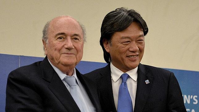 Joseph Blatter junto a Eduardo Li (der) en un acto de la FIFA