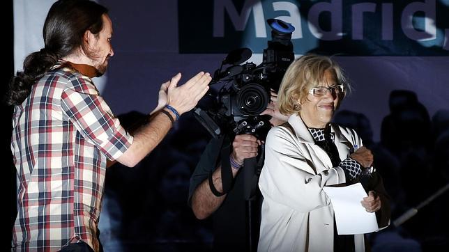 Pablo Iglesias aplaude a Manuela Carmena en Madrid