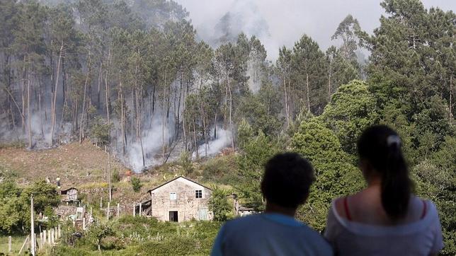 Un incendio de nivel uno obliga a desalojar varias casas en Ponteareas