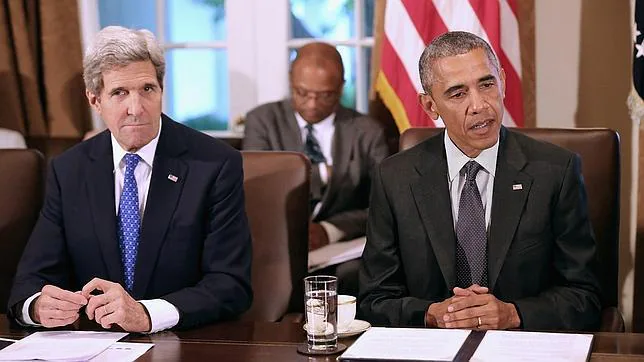 El presidente estadounidense, Barack Obama (d), acompañado del secretario de Estado, John Kerry