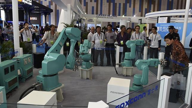 Robots de la compañía Foxconn durante el Big Data Expo en Guiyang
