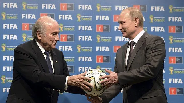 El presidente de la FIFA, el suizo Joseph Blatter, junto al presidente ruso Vladimir Putin