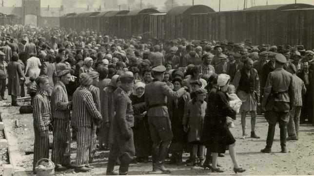 Presos judíos, en la entreda de Auschwitz