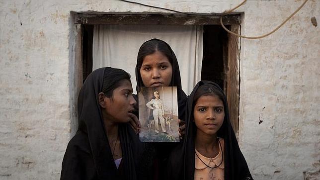 Las hijas de Asia Bibi sostienen una foto de su madre condenada a muerte en 2010