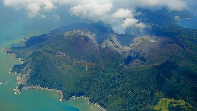 La fuerte erupción de un volcán obliga a evacuar una isla del sur de Japón