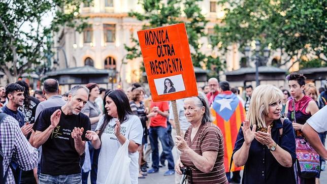 Cerca de un centenar de personas reivindican a Oltra como futura presidenta