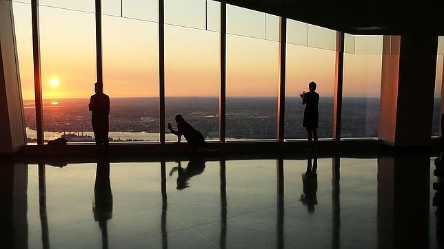 Los primeros turistas en una de las zonas del One World Observatory